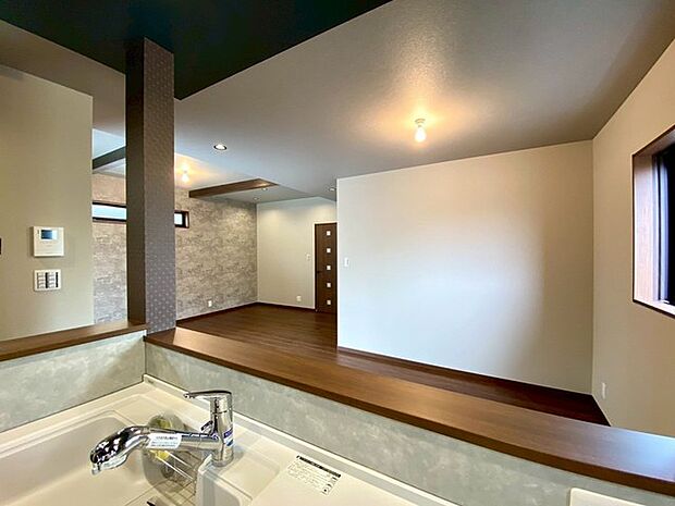 対面式のキッチンはお料理中にも家族とのコミュニケーションをはかれます(施工例)