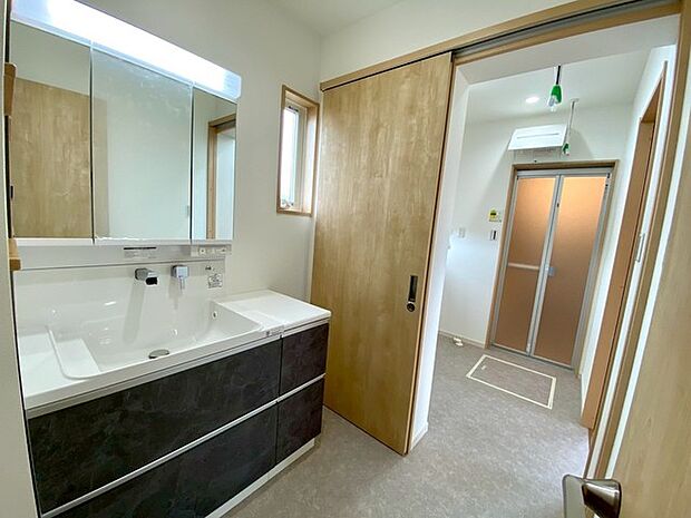 洗面室と脱衣室が独立した間取り(施工例) 互いの作業に干渉せず、暮らしがちょっぴり快適に♪