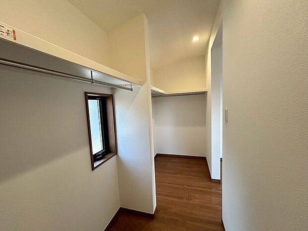 主寝室には季節の洋服もしっかり収納できる広さのWIC（施工例）