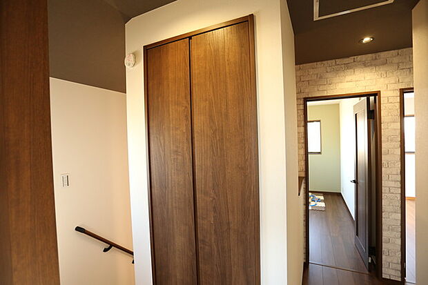 あると便利！2階ホールクローゼット（施工例） 掃除機などを保管しておくと2階のお掃除にも便利♪