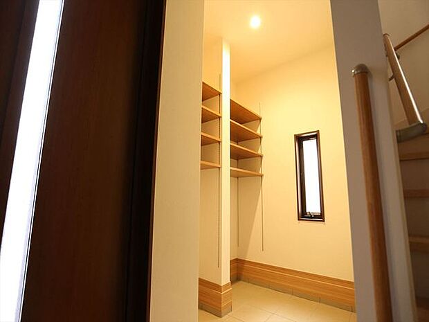 ゆとりある土間収納(施工例) 2連の可動棚を備えた土間収納。外用車椅子やベビーカーの保管もラクラク。