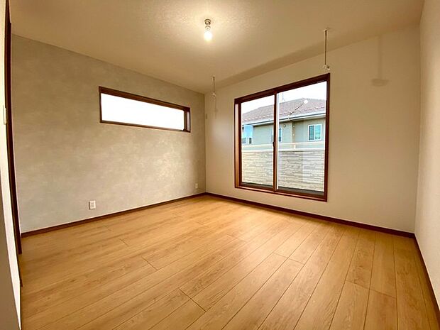 主寝室7帖(施工例) バルコニーへ続く大窓の手前には、室内物干しホスクリーンを標準装備。梅雨時や花粉シーズンの洗濯物も安心。