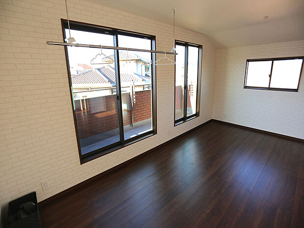 主寝室12.8帖（施工例） ゆとりある広さの主寝室。南東向きで朝の爽やかな目覚めを導きます♪