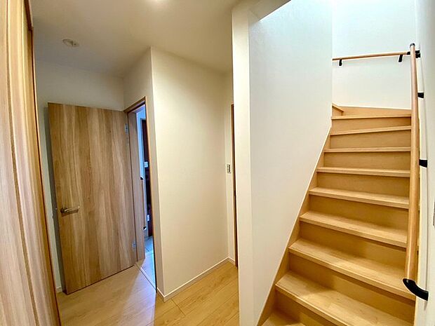 階段は下から上まで手すり付き(施工例) お子様もご高齢の方も安心して昇り降りできます。