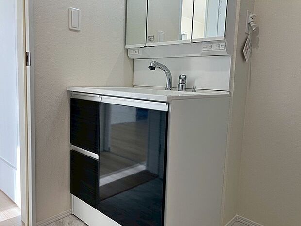 ゆとりの洗面スペースで朝の身支度もスムーズに