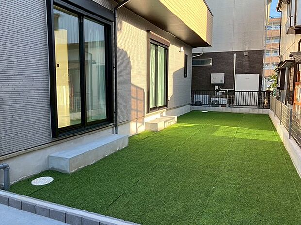 リビングの窓を開けると南庭スペースが!家庭菜園や夏にはお子様とプール遊びなども楽しめそうです!