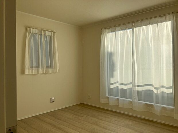 2面採光!窓を2つ設けた事で光が差し込む温かい空間になっています!(2F洋室7帖)