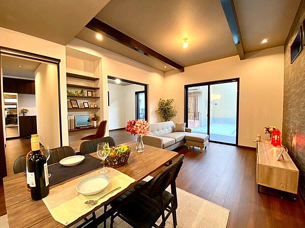 リビング掃出し窓に電動シャッター標準装備(施工例) 便利&安全面でも安心の電動シャッター。手動への切替も簡単操作で行えます。