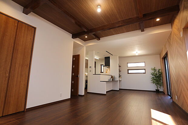 「和モダンスタイル」LDK（施工例） 居心地の良いカフェのような良質な空間に。