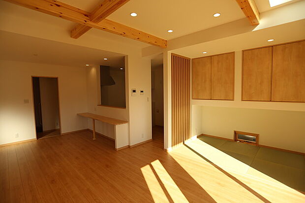 「和モダンスタイル」LDK（施工例） 明るい雰囲気のLDK。嬉しい畳スペース有。