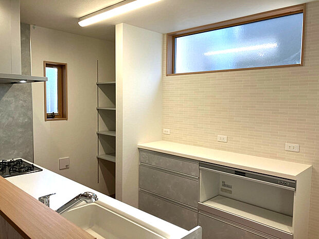 カップボード・パントリー標準装備（施工例） 長さのあるカップボードは調理家電を置くスペースも充実。オープンタイプのパントリーには調味料等の小物を。