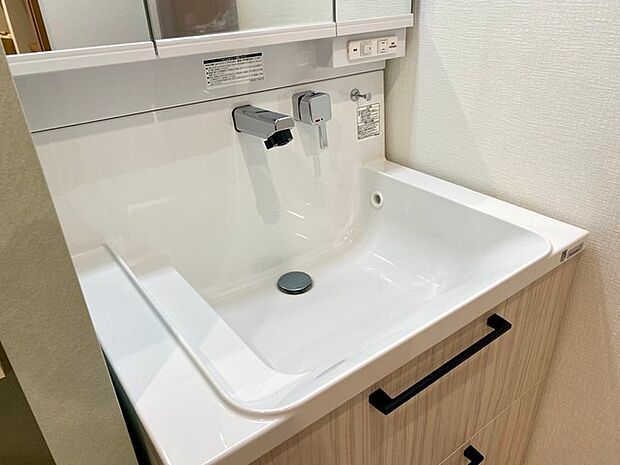 洗面ボウル(施工例) ワイドで使い勝手よし。壁出水栓なので水が溜まりにくく汚れも蓄積しにくい構造です♪