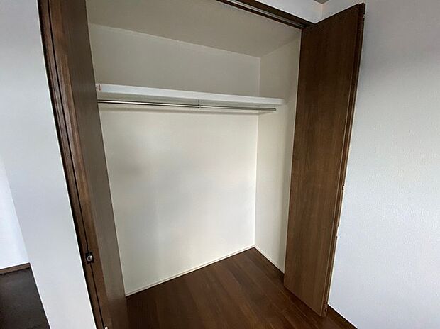 全居室収納あり!(施工例) 段差のないレスフラット仕様で足元も安全・重いものをしまう際にも便利。扉はどの高さを引いても開きます。