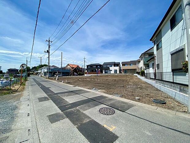 分譲地北西側は約7M公道・南西側は約4．5M公道に接道。車通りも少なく入出庫もゆっくり落ち着いて行えます。