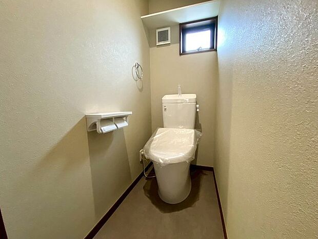 トイレ　LIXIL INAX「ベーシア」（施工例） 1・2階ともにウォシュレット付き。フチレス構造でお手入れラクラク。パワーストリーム洗浄で少量の水でも綺麗に汚れを洗い流します。