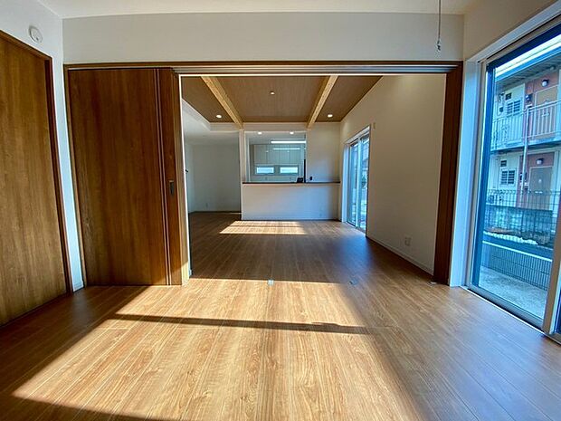 1階洋室4.5帖（施工例） リビング続きの洋室は客間やお子様の遊び部屋にピッタリ。扉を開け放てば20帖超のリビングが出来上がります。