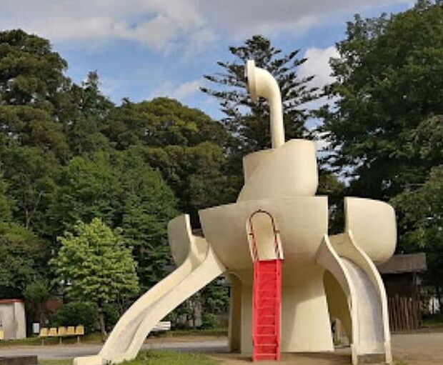 子ども村わんぱく公園 11900平?メートルの敷地に豊富な遊具が揃います。多機能トイレもあり。子どもたちの遊び場所や毎日のお散歩コースに。（430m）