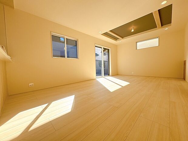 お部屋の奥行が生まれる、折上天井！天井の一部が高くなっているので、開放感のあるリビングに！