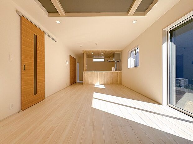 南側は大きな窓ガラスで、あたたかな陽射しが差し込みます。