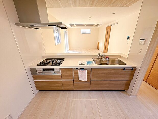 対面キッチンからはリビングがよく見わたせるので、遊んでいるお子様を見守りながらお料理できますね!