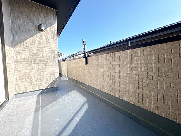 南向きのバルコニーは日当たりも良く、洗濯物も気持ち良く干せそうです。