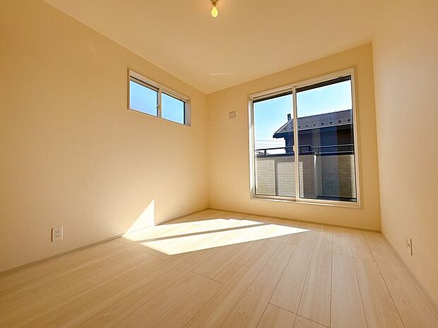 南向きでまんべんなく陽射しが差し込み、明るいお部屋に！