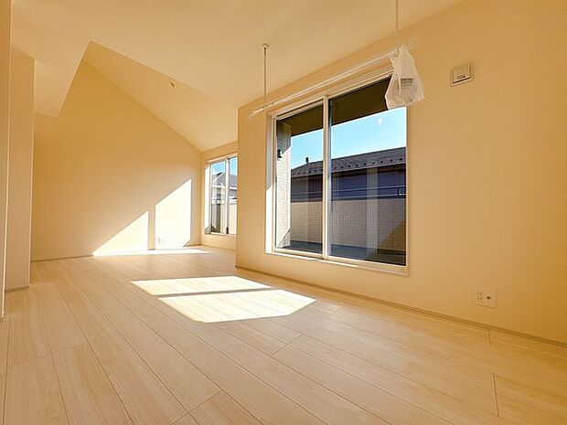 可変可能な主寝室は10帖超と広々！南側の窓からお布団もすぐ干せて便利です！