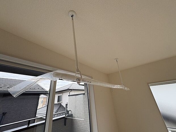 主寝室には室内物干し付