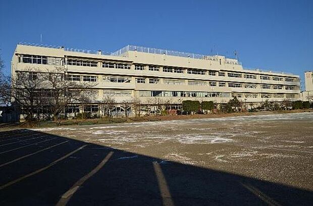 加納中学校 1981年開校。2022年度よりスタディサプリ等のICTを導入して授業に活用しています。（600m）