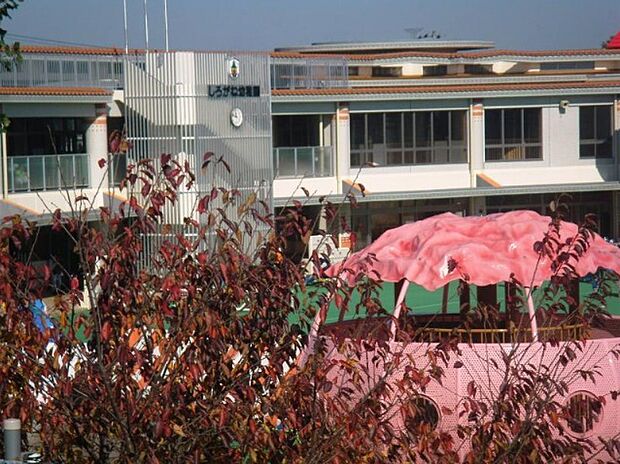 しろがね幼稚園 2011 年 10 月、最新の耐震基準を満たした新園舎に移転。 約3000坪の広い敷地内に、園舎・体育館・園庭があり、各施設とも広々とした作りに。 （760m）