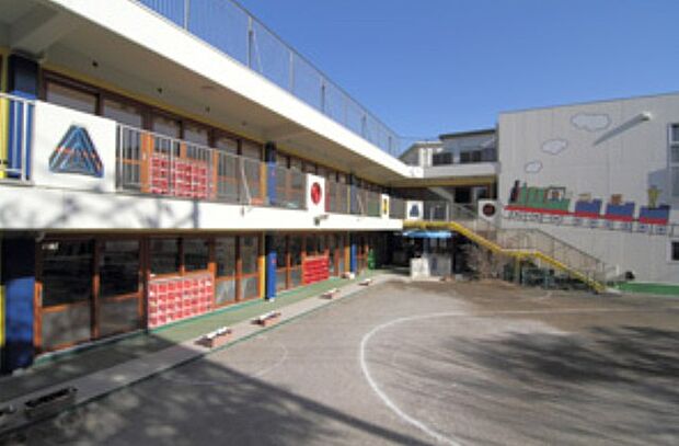 星野学園幼稚園 48年に室内温水プールが出来上がり、49年に体育館を竣工。 昭和60年からは3歳児クラスも併設し、地域社会の幼児教育の場として現在に至る。 定員180名　