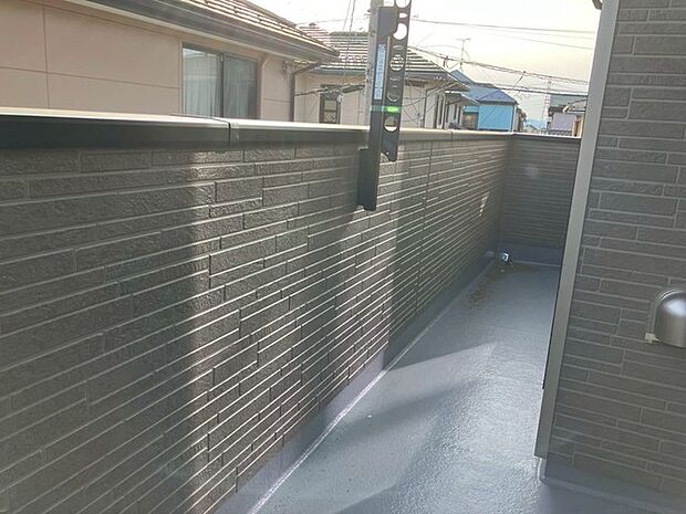 南向きのバルコニーは日当たりも良く、洗濯物も気持ち良く干せそうです。