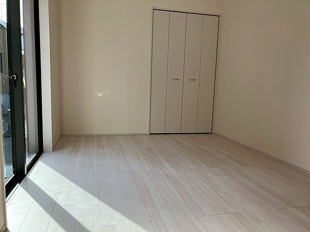 リビング続きの洋室を開けると20帖超の空間に