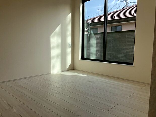 南向きであたたかな陽射しがたっぷり差し込む洋室！毎朝気持ち良く起きられそうですね。