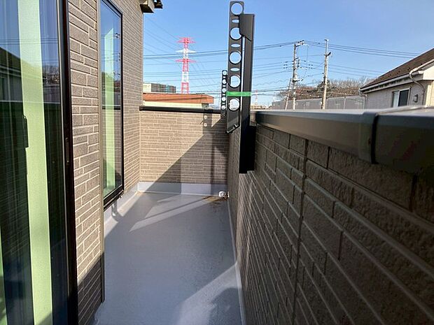 広い空と眺望に包まれるたっぷりの陽光と心地よい風が舞い込みます！