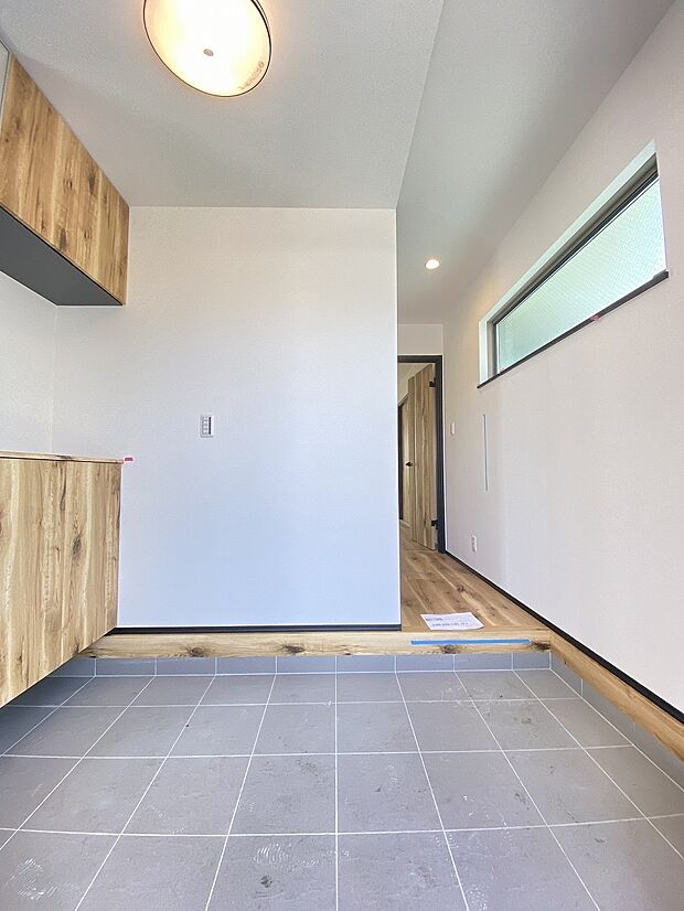 自然と光が入るように設計された明るい玄関。広々とした空間を感じるエントランスホールです