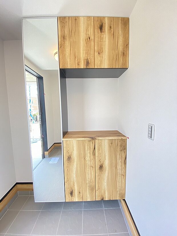 棚があることで圧迫感もありません。季節の物を飾ったり、アロマやお花でお客様をお出迎え