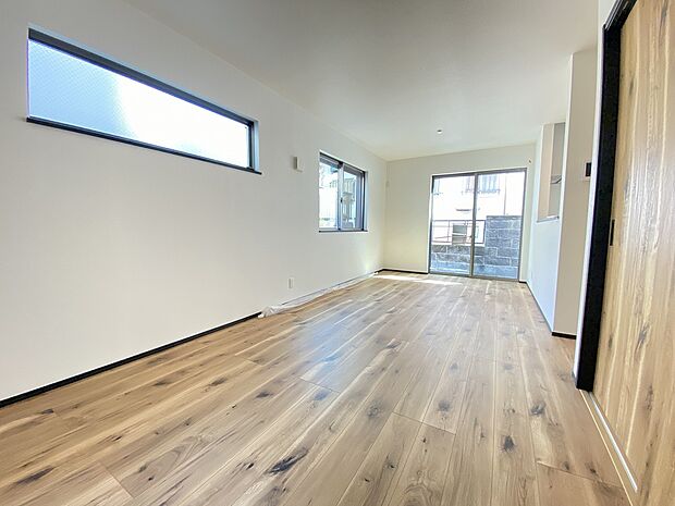 3面採光で明るいLDK 心地よい空間には家族が自然に集まり、会話も弾む憩いの空間になりそうですね。