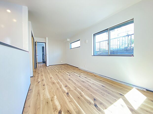 フローリングの木目の風合いが柔らかい雰囲気を醸し出すリビング。ご家族の笑顔が咲き誇るリビングになりそうですね