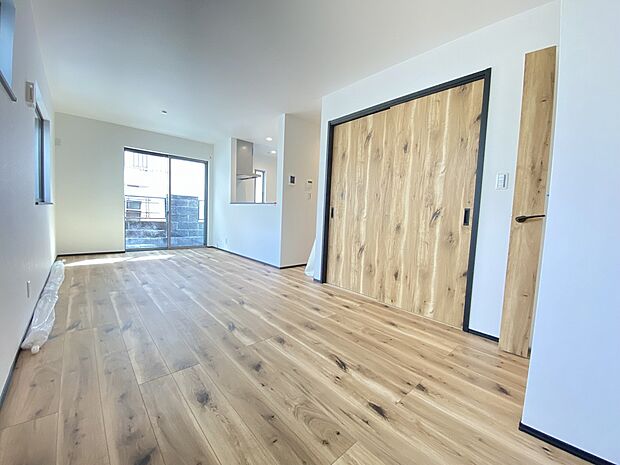 フローリングの木目が特徴的な温かい雰囲気のLDK。ご家族の笑顔が咲き誇るリビングになりそうですね