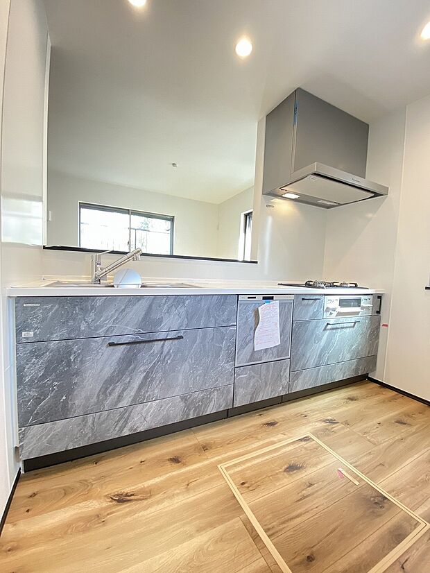 なかなかキッチンから離れられないお料理中でも、リビングにいる子供の様子が見えて安心の対面キッチンです。