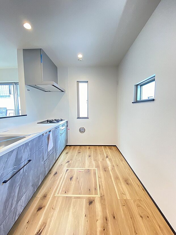 作業スペースを多くとったキッチン。夫婦そろってキッチンに立っても調理がしやすくゆとりある広さです。