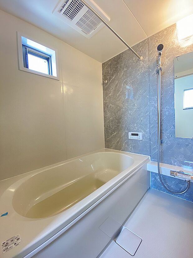 広々とした1坪タイプのバスルーム。浴室乾燥機付きで、雨の日のお洗濯もお任せください