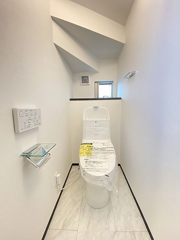 壁付けリモコンで、操作もしやすいウォシュレット付きのトイレです。