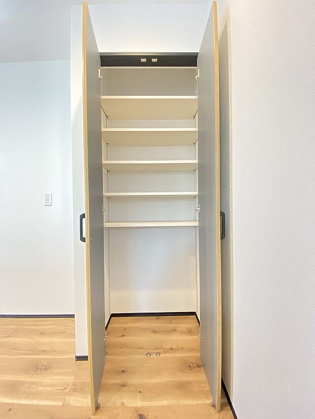 嬉しいパントリー付き 防災用や食べ盛りのお子様用に大量の食材もストック出来ますね