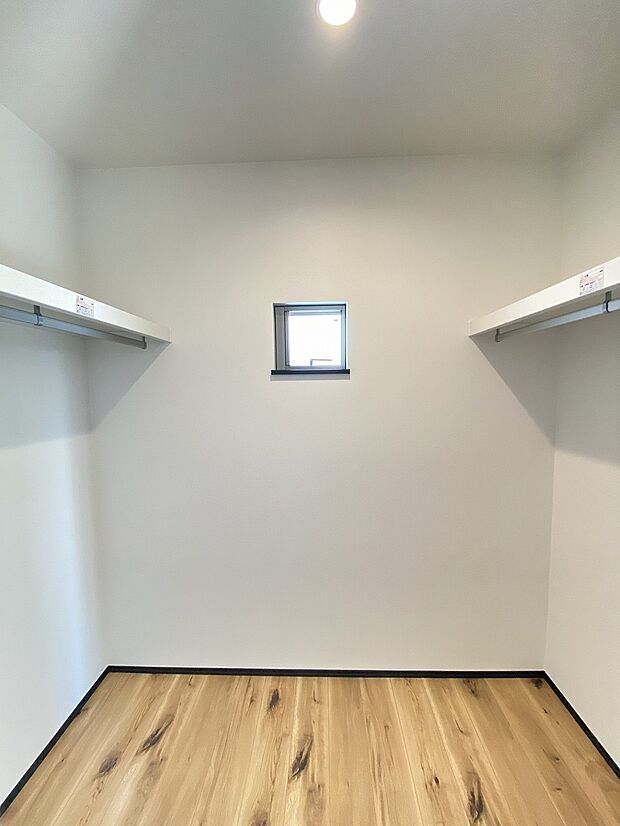 衣類はもちろん、アウトドア用品やスポーツ用品も収納しやすいウォークインクローゼットです