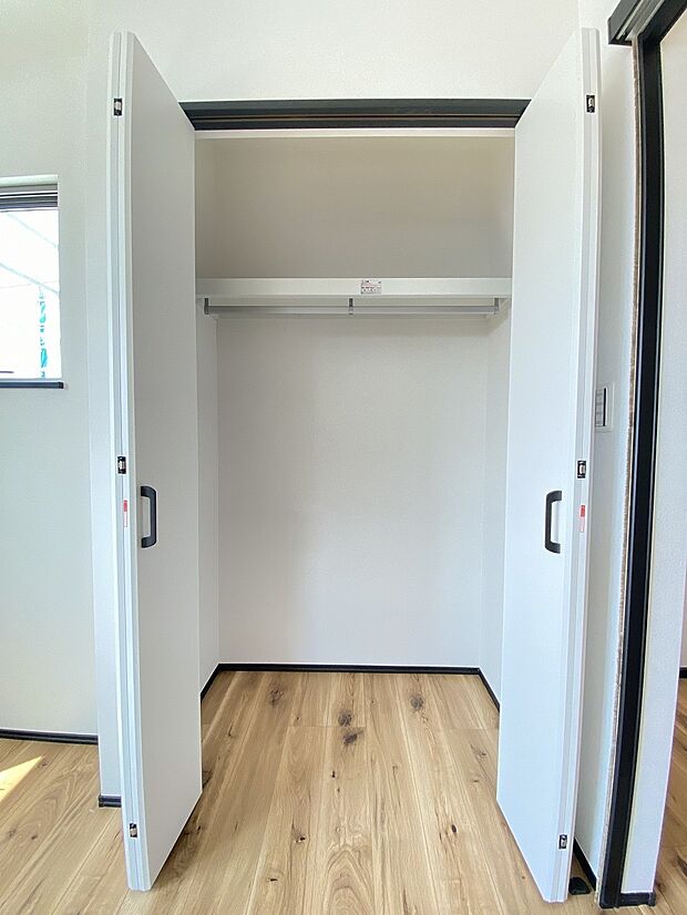 クローゼットに入るお洋服も見やすく、毎日に服選びも楽しくなりますね。