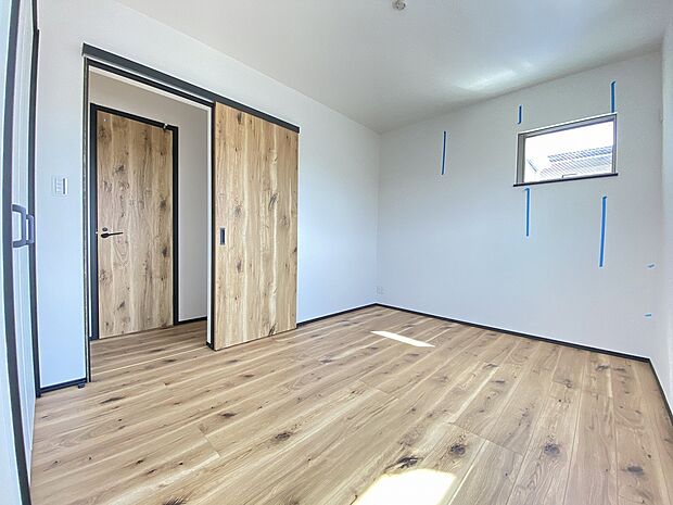 全居室フローリングで統一されているため、お掃除がラクラクです。ホコリなども、目についた時にサッと拭くだけでスッキリきれいに