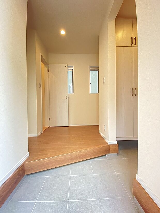 穏やかな色合いと自然光が、家族をあたたかく包む玄関です。