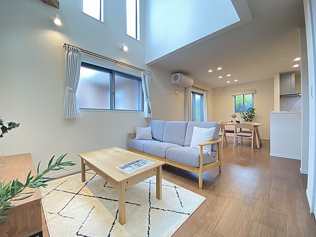 リビングで遊ぶお子様も、キッチンにいるママを確認しながら安心して遊べます。